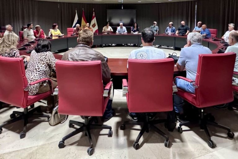 Casimiro Curbelo durante una reunión con representantes del sector primario