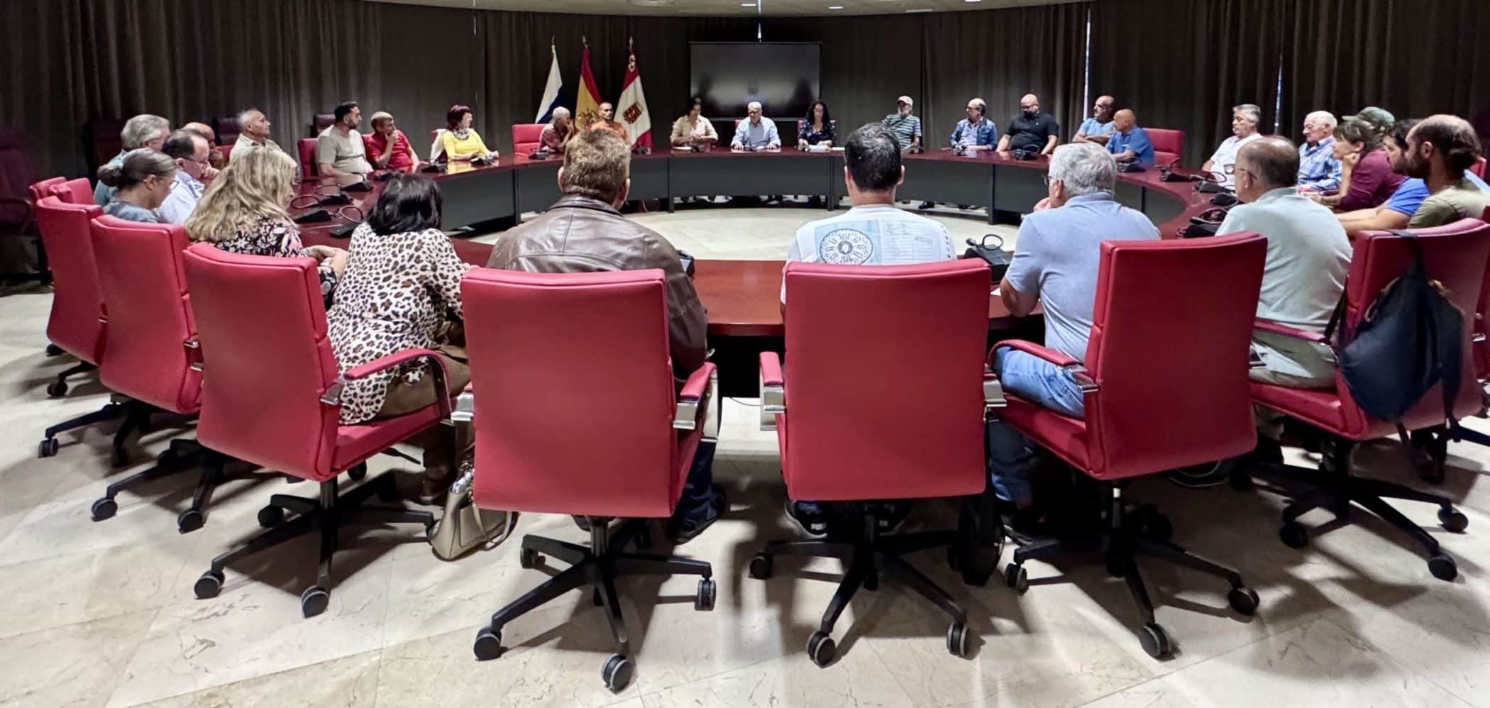 Casimiro Curbelo durante una reunión con representantes del sector primario