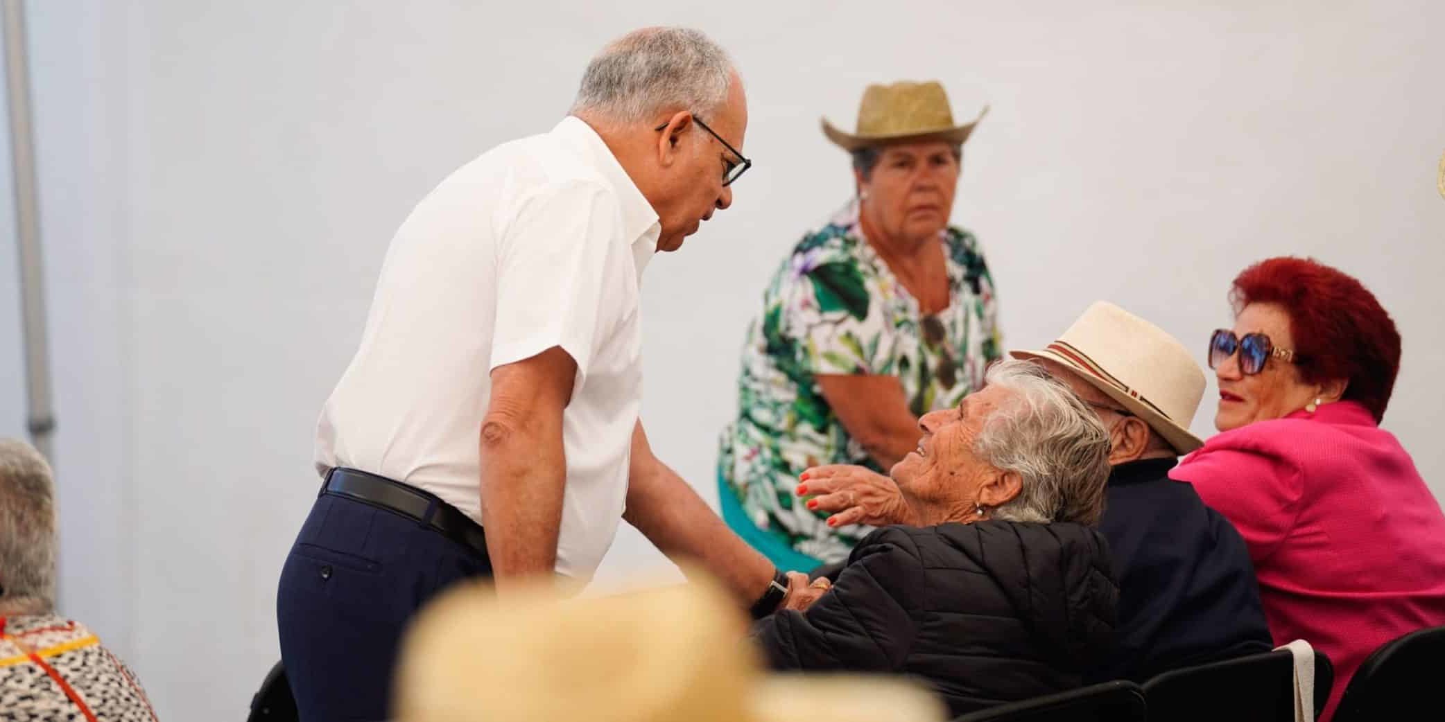 Casimiro Curbelo saludando en un encuentro con mayores de La Gomera