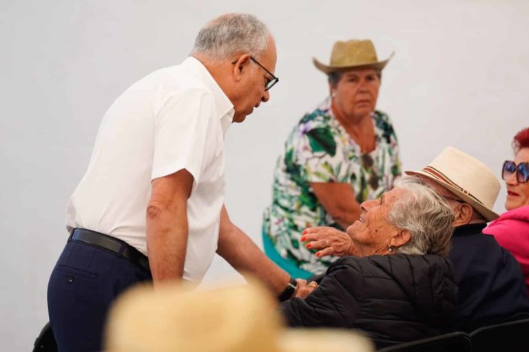 Casimiro Curbelo saludando en un encuentro con mayores de La Gomera