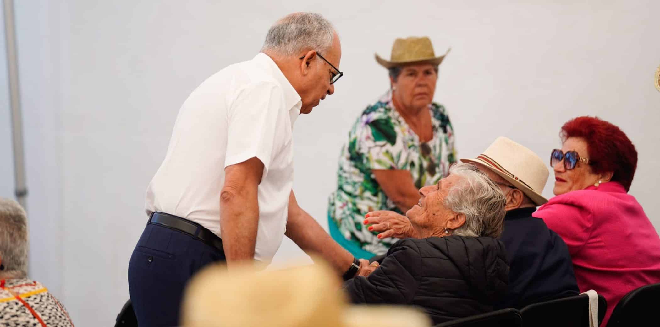 Casimiro Curbelo saludando en un encuentro con mayores de La Gomera