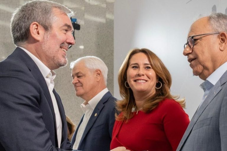 Casimiro Curbelo y Fernando Clavijo en la II Conferencia de Presidentes