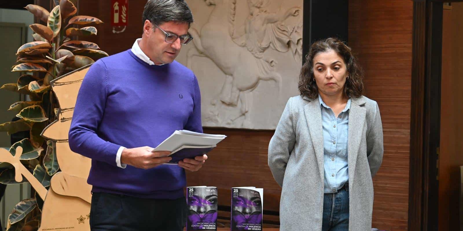 El alcalde nombrando a los ganadores del V Concurso de Microrrelatos Violencia de Género