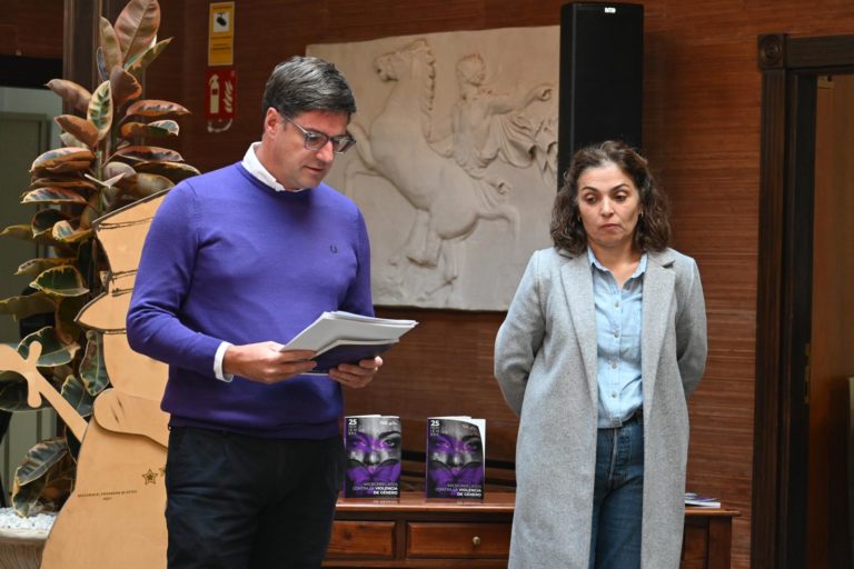 El alcalde nombrando a los ganadores del V Concurso de Microrrelatos Violencia de Género
