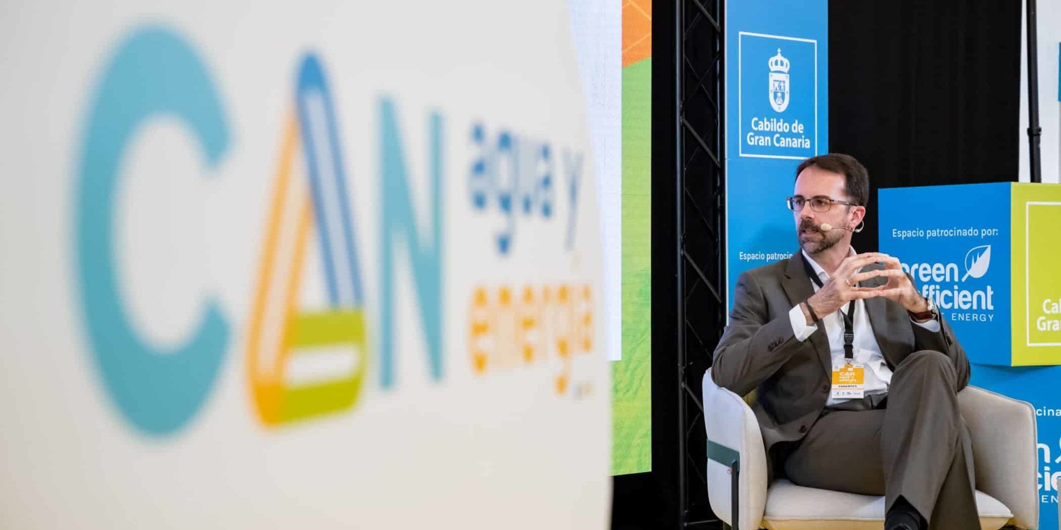 El vicepresidente primero, Adasat Reyes, durante una mesa redonda en la Feria (1)