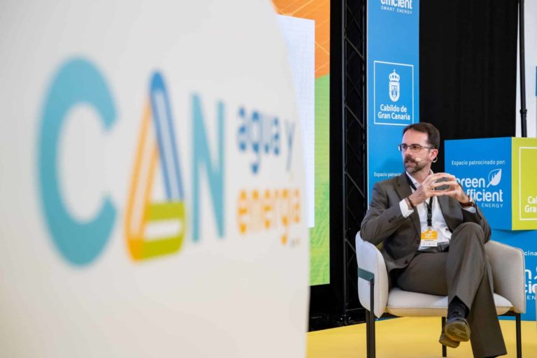 El vicepresidente primero, Adasat Reyes, durante una mesa redonda en la Feria (1)