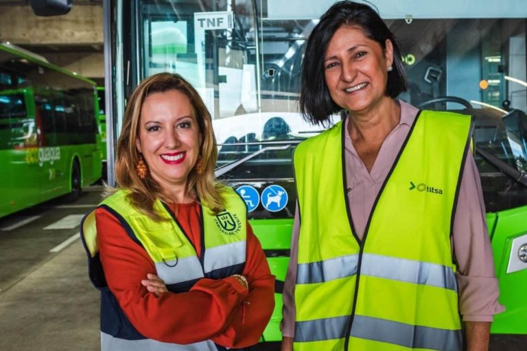 LA PRESIDENTA ROSA DÁVILA Y LA CONSEJERA DE MOVILIDAD, EULALIA GARCÍA