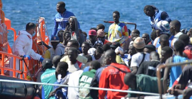 Llega a El Hierro un cayuco con 320 migrantes, el más numeroso desde 1994
