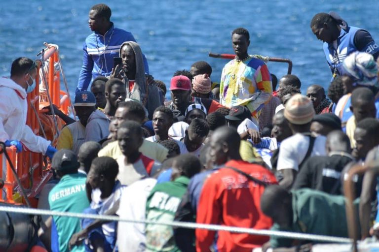 Llega a El Hierro un cayuco con 320 migrantes, el más numeroso desde 1994