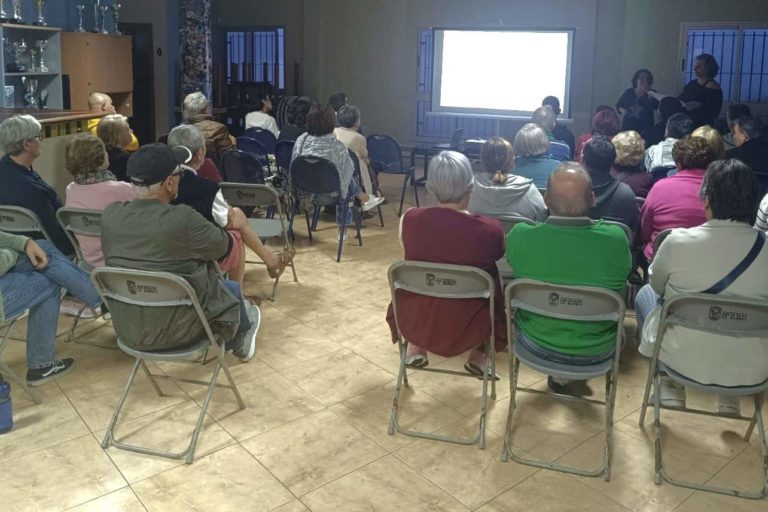 Momento de la reunión en el Centro Vecinal de La Vera