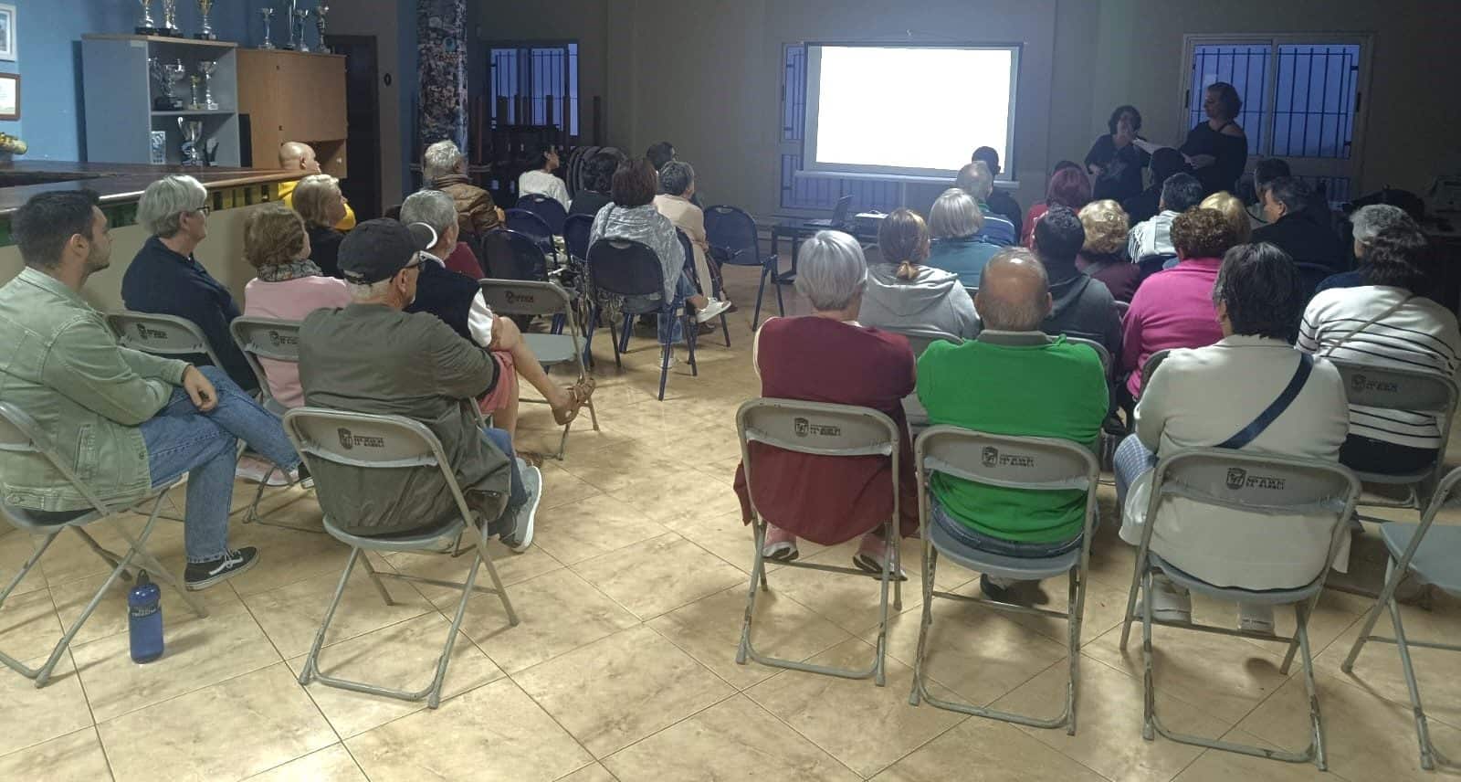 Momento de la reunión en el Centro Vecinal de La Vera