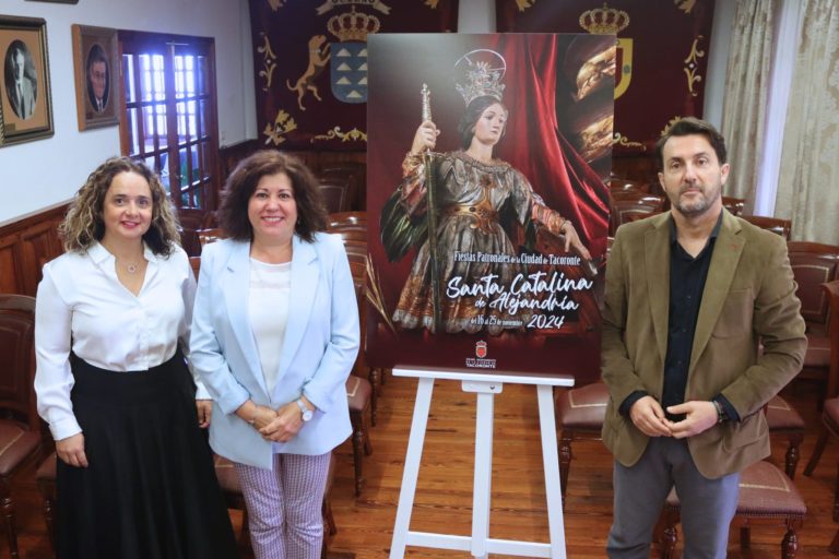PRESENTACIÓN DEL CARTEL_ ALCALDESA (centro) junto a concejala de Fiestas y segundo teniente de alcalde