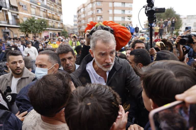 Insultos y lanzamiento de barro a la comitiva de los reyes al llegar al centro de Paiporta