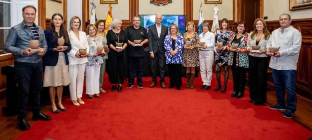 maestros jubilados con alcalde y madrina del evento