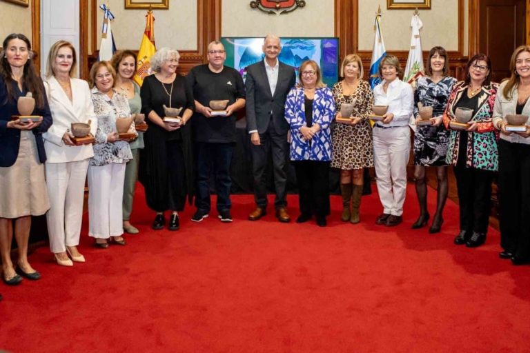 maestros jubilados con alcalde y madrina del evento
