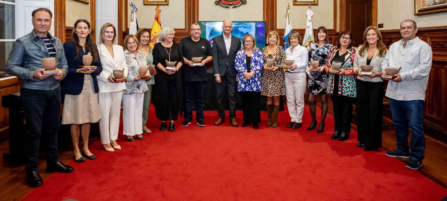 maestros jubilados con alcalde y madrina del evento
