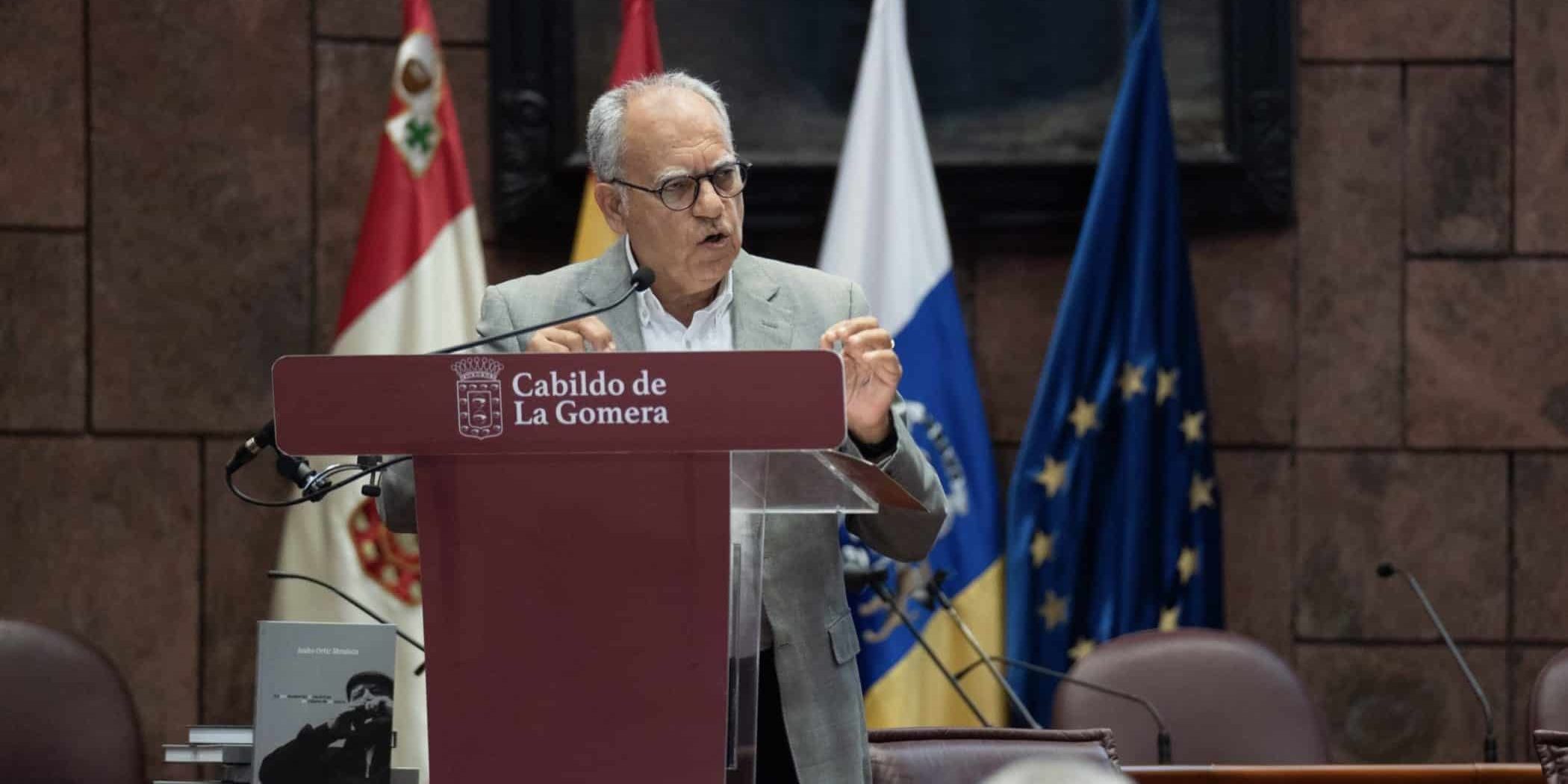 031224 Casimiro Curbelo, presidente del Cabildo de La Gomera, durante una intervención