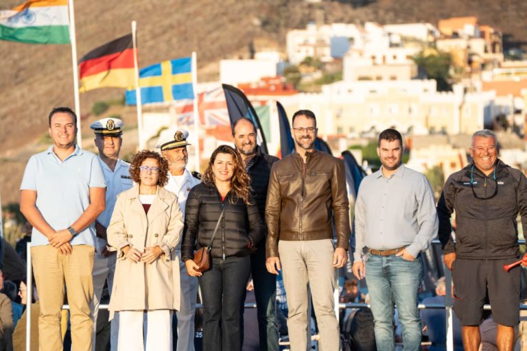 111224 Representantes del Cabildo insular, Ayuntamiento capitalino, Ayudantía Naval de San Sebastián, y Autoridad Portuaria de Santa Cruz de Tenerife durante la salida del reto