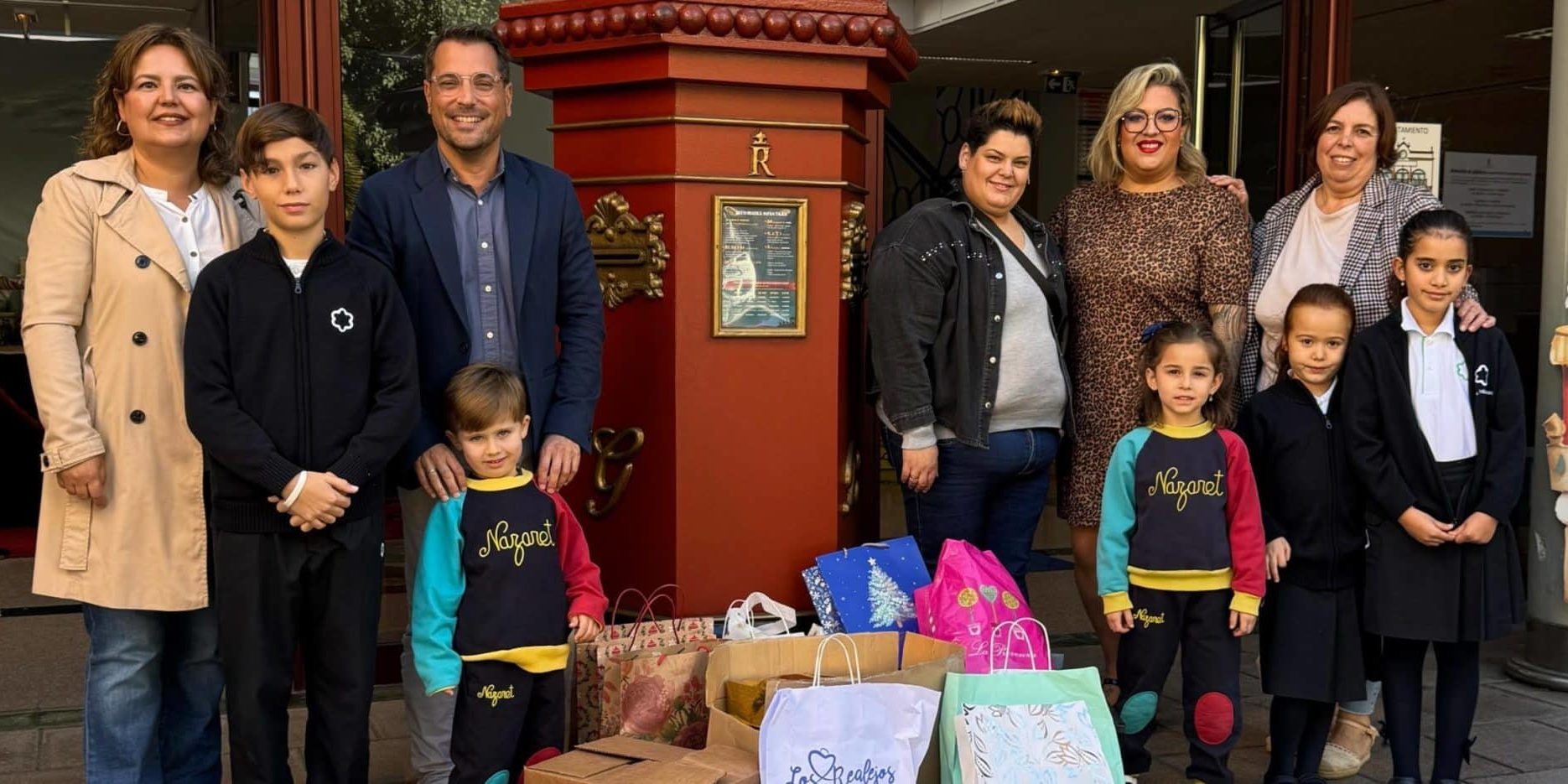 131224 Escolares y AMPA Colegio Nazaret entrega cartas y regalos a mayores (13)