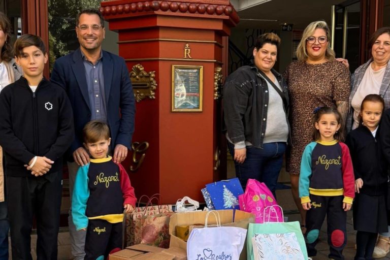 131224 Escolares y AMPA Colegio Nazaret entrega cartas y regalos a mayores (13)