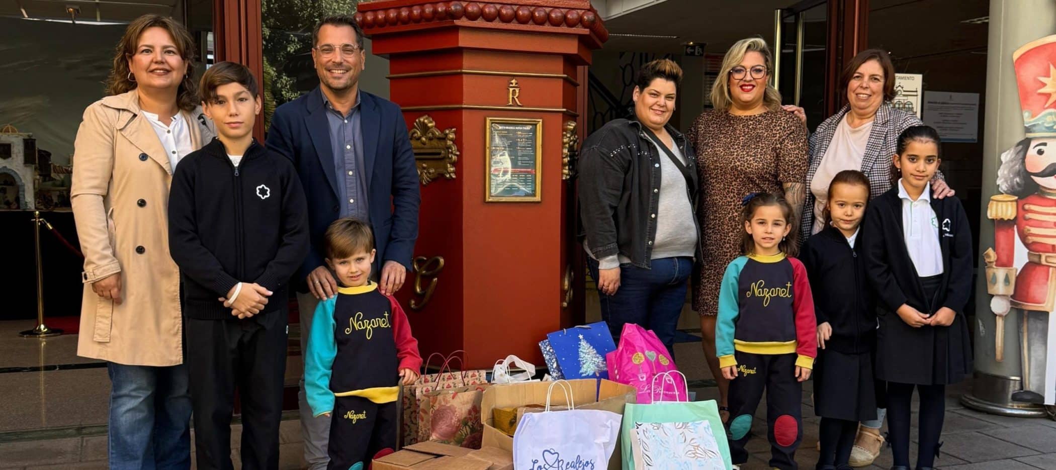 131224 Escolares y AMPA Colegio Nazaret entrega cartas y regalos a mayores (13)