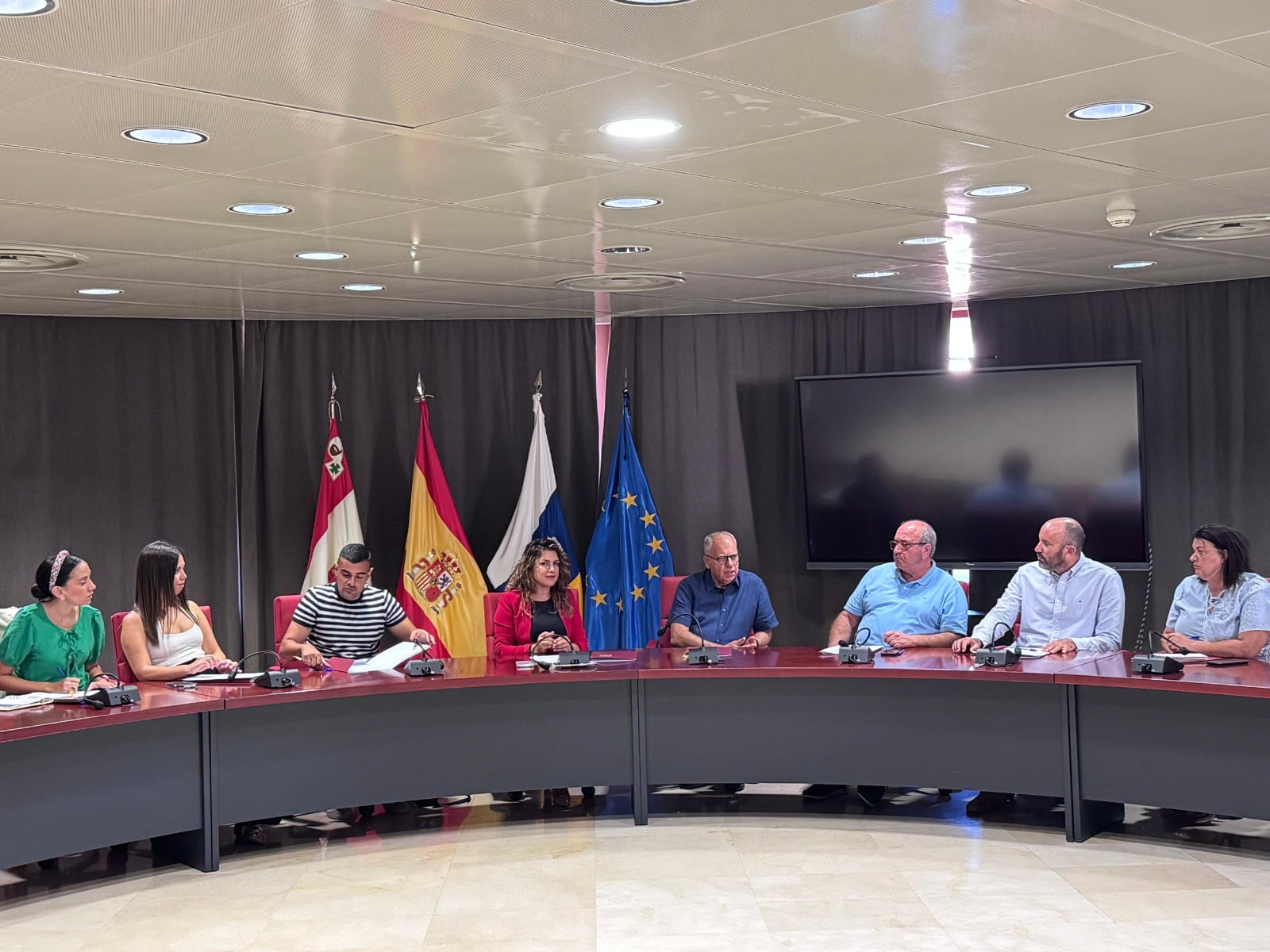 201224 Casimiro Curbelo y María Isabel Méndez reunidos con representantes locales en materia de comercio de los ayuntamientos de La Gomera