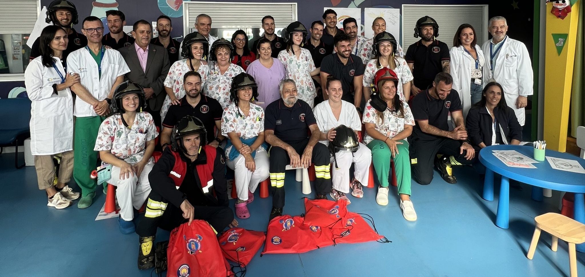 BOMBEROS DE TENERIFE VISITAN LOS HOSPITALES 18-12-24