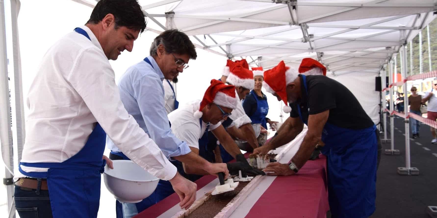 El alcalde elaborando el turrón del año 2023