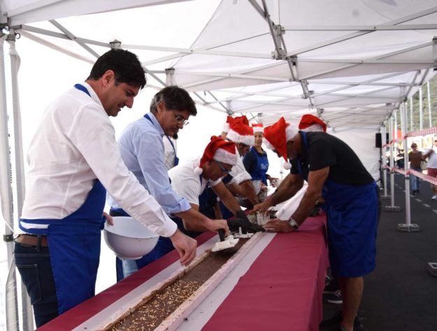 El alcalde elaborando el turrón del año 2023