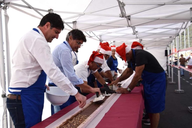 El alcalde elaborando el turrón del año 2023