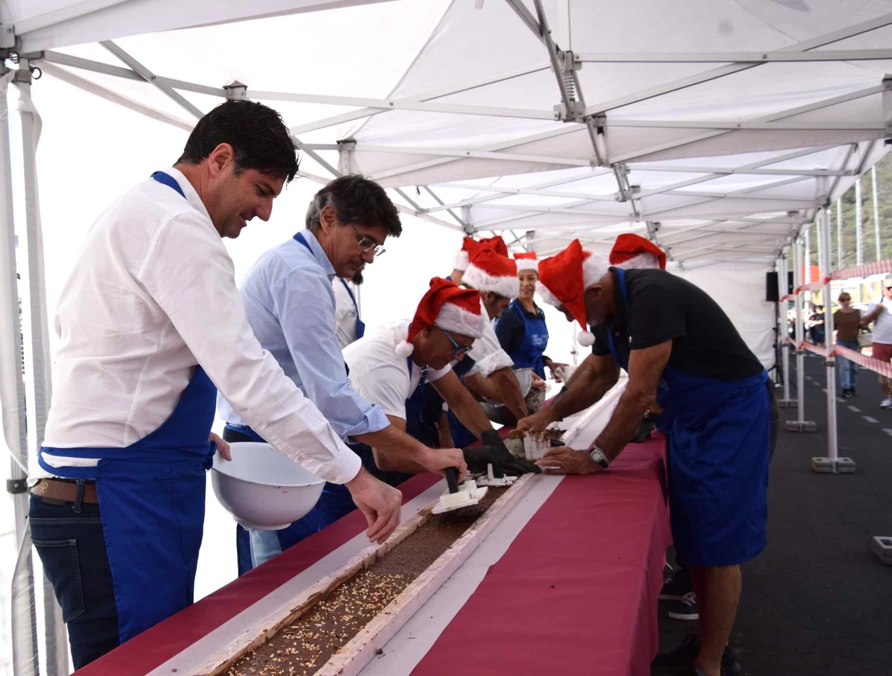 El alcalde elaborando el turrón del año 2023