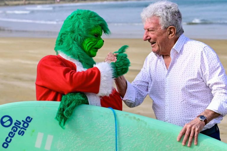 Grinch solidario en la arena de Las Canteras