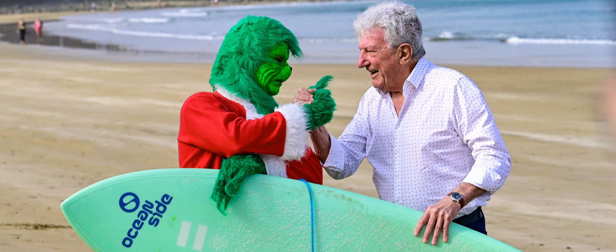 Grinch solidario en la arena de Las Canteras