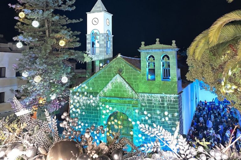 Iglesia de Santa Úrsula iluminada con luces de navidad, año 2023