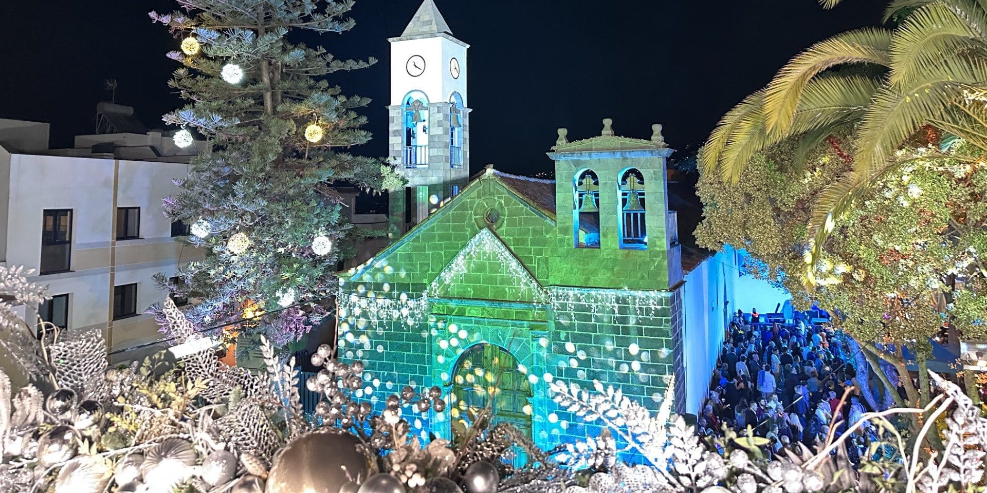 Iglesia de Santa Úrsula iluminada con luces de navidad, año 2023