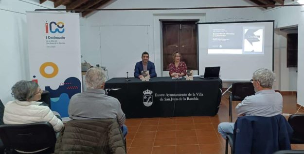 Juan Siverio y una representante de Cultania durante la presentación del libro (1)