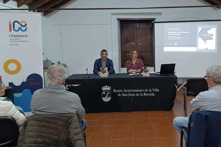 Juan Siverio y una representante de Cultania durante la presentación del libro (1)