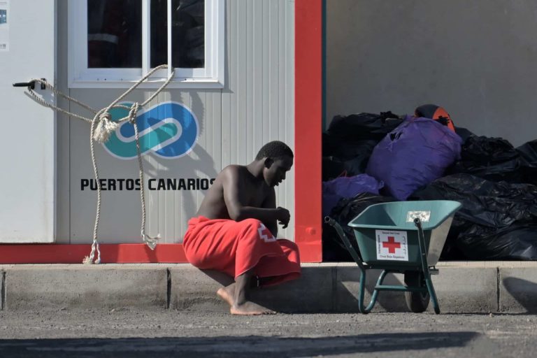 Rescatadas 121 personas, entre ellas ocho menores, en un cayuco que se aproximaba a El Hierro