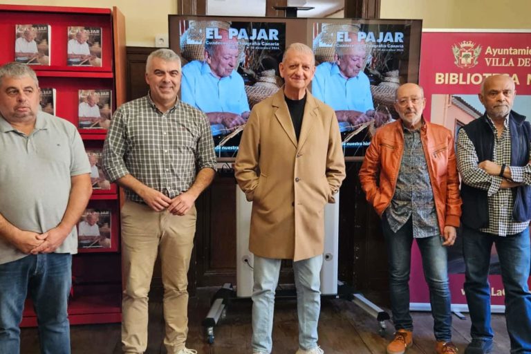 PRESENTACIÓN REVISTA. GERENTE JESÚS GARCÍA, CONCEJAL MUSEOS, ALCALDE, DIRECTOR RAFAEL GÓMEZ Y CIRILO LEAL ESCRITOR Y PERIODISTA