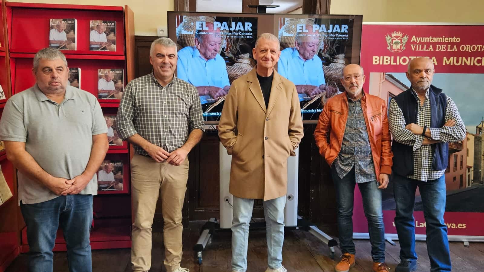 PRESENTACIÓN REVISTA. GERENTE JESÚS GARCÍA, CONCEJAL MUSEOS, ALCALDE, DIRECTOR RAFAEL GÓMEZ Y CIRILO LEAL ESCRITOR Y PERIODISTA