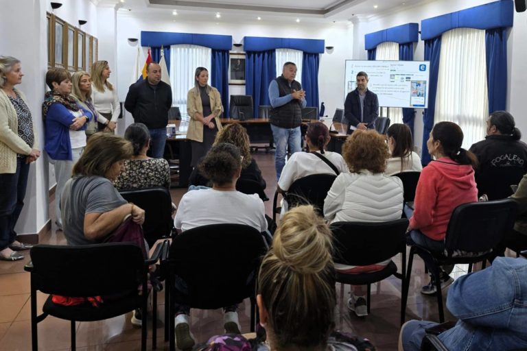 Recepción de los nuevos trabajadores en el salón de plenos