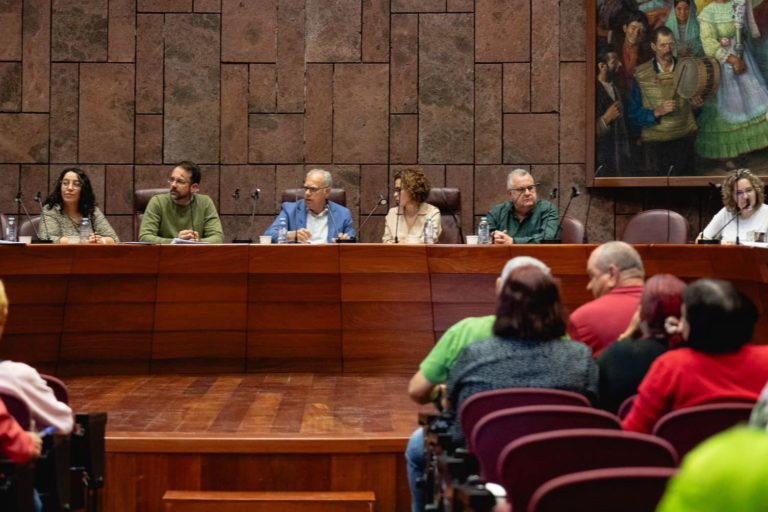 100125 Firma de contratos del programa de empleo para la inserción laboral de personas con más de 60 años en La Gomera