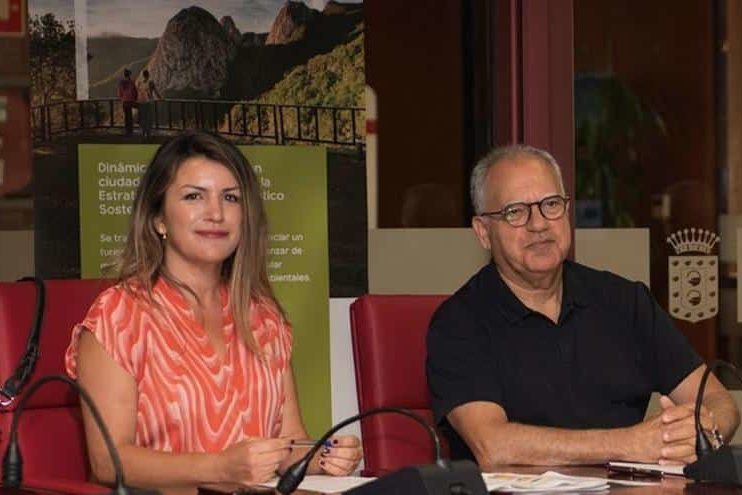 140125 Casimiro Curbelo, presidente del Cabildo de La Gomera, y María Isabel Méndez, consejera insular de Comercio y Consumo