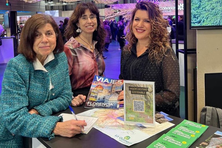 240125 La consejera insular de Turismo, María Isabel Méndez, junto a representantes de la revista Viajes de National Geographic