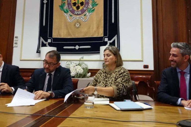 250120 Firma acuerdo con TVE y RTVC para el Carnaval