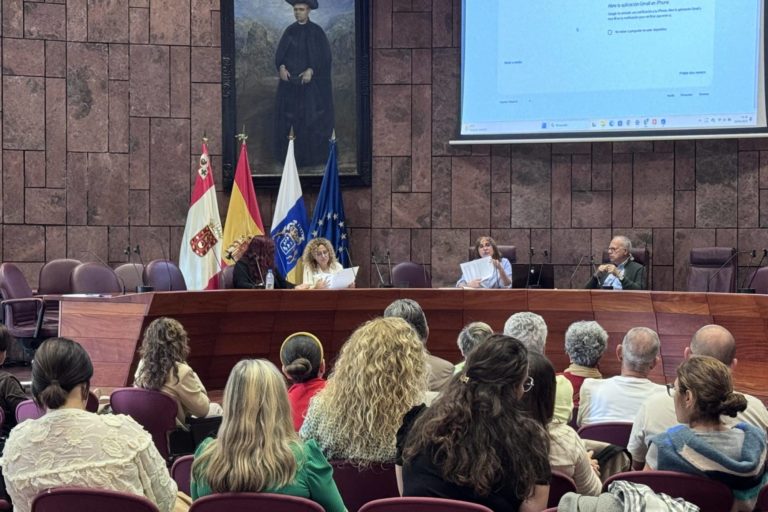 270125 Imagen de una de las reuniones informativas sobre el programa de turismo sociocultural para mayores de La Gomera
