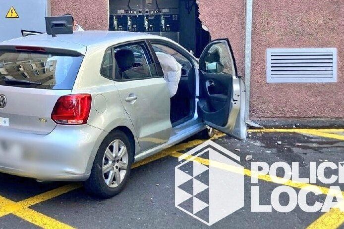 COCHE SE ESTRELLA CONTRA UN MURO EN LOS GLADIOLOS 16-1-25