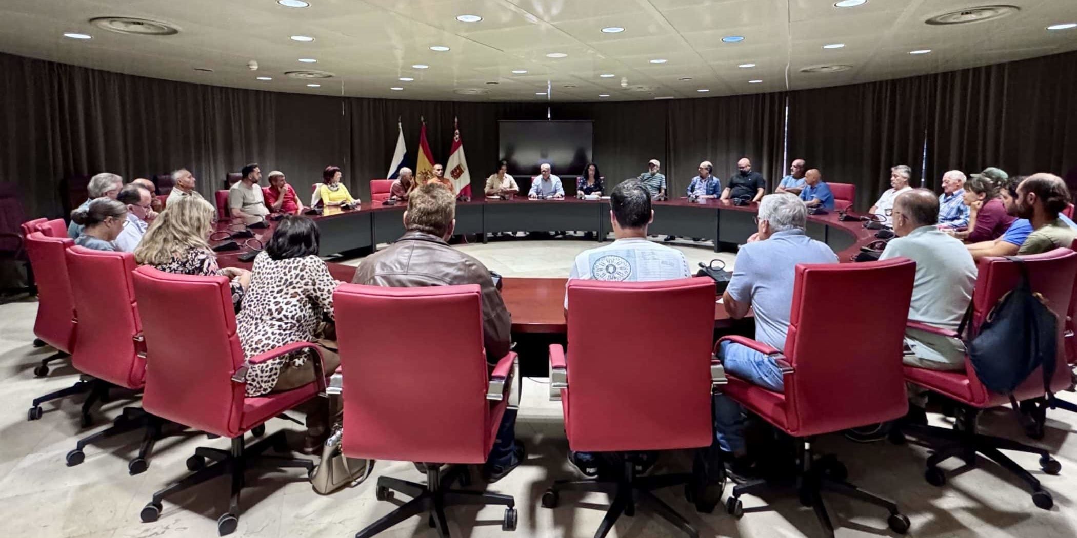 Casimiro Curbelo durante una reunión con representantes del sector primario (1) (1)