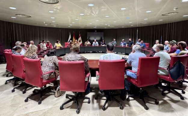 Casimiro Curbelo durante una reunión con representantes del sector primario (1) (1)