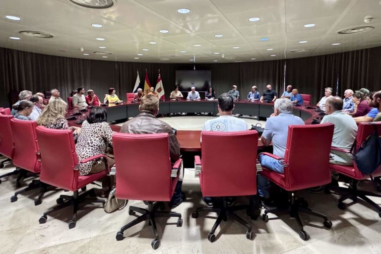 Casimiro Curbelo durante una reunión con representantes del sector primario (1)